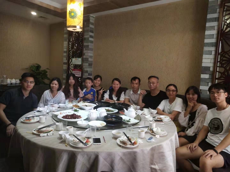 公司聚餐留影